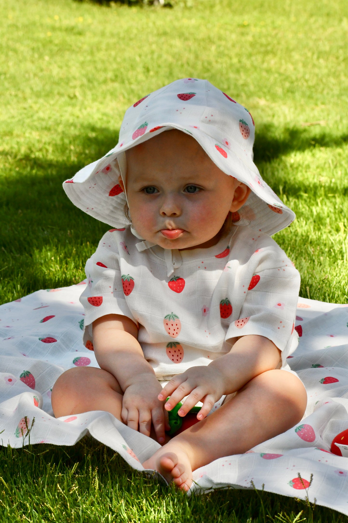 Berry Top, Short & Sunhat Set
